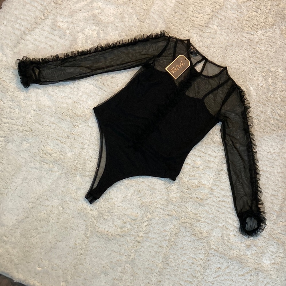 🔥 Black mesh/ruffle bodysuit 🔥